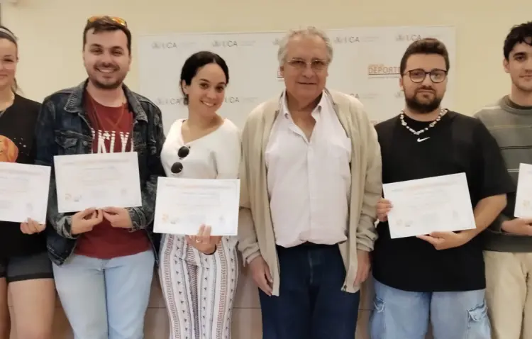 IMG Los estudiantes organizadores de la III Copa Gallo y el ayuntamiento de Villamartín, premios Juega Limpio UCA